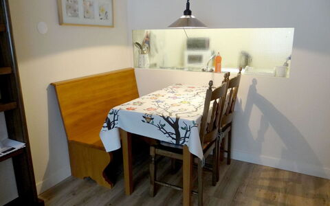 Parkweg 9 402: Table, Bibliothèque, Bois, Étagère, Cadre, Sol, Sol, Dur, Bâtiment, Peindre