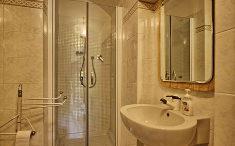 Villa Buonaparte: Salle De Bains, Pièce, Propriété, Luminaire Plomberie, Tuile, Design Intérieur, Robinet, Douche, Architecture, Porte De Douche