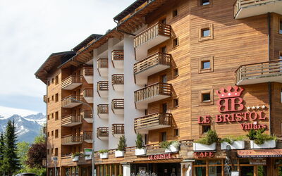 Villars 783: Bâtiment, Ciel, Propriété, Fenêtre, Plante, Architecture, Design Urbain, Nuage, Condominium, Quartier