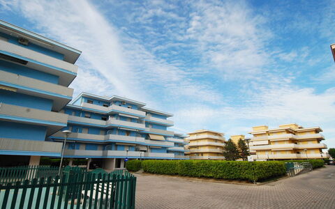 Valbella: Ciel, Architecture, Jour, Zone Résidentielle, Nuage, Propriété, Bâtiment, Condominium, Usage Mixte, Zone Métropolitaine