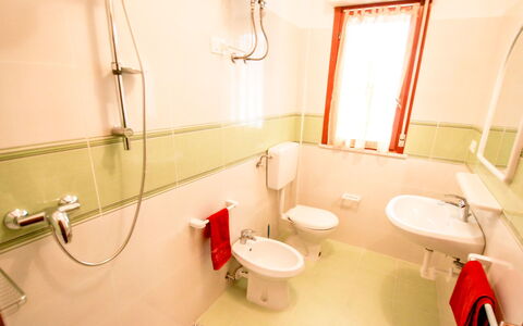 Valbella: Salle De Bains, Pièce, Propriété, Design Intérieur, Robinet, Bâtiment, Maison, Luminaire Plomberie, Baignoire, Sol