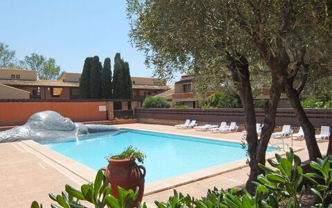 Saint Cyprien 810: Piscine, Recours, Zone Résidentielle, Hacienda, Ombre, Eco Hôtel, Biens, Caractéristique De L'Eau, Villa, Cour