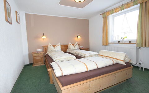 Fabian: Chambre, Lit, Pièce, Meubles, Drap De Lit, Propriété, Cadre De Lit, Literie, Design Intérieur, Matelas