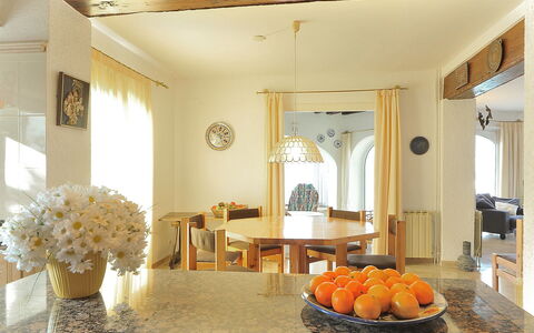 Vista Panorama: Pièce, Propriété, Plafond, Design Intérieur, Salon, Bâtiment, Meubles, Maison, Domicile, Salle À Manger