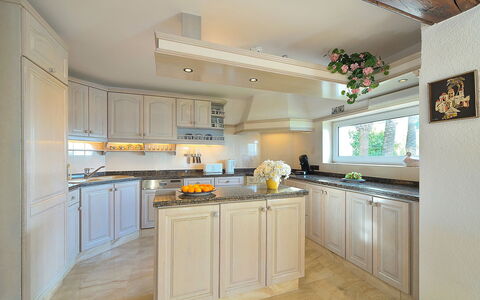 Vista Panorama: Pièce, Comptoir, Propriété, Cuisine, Cabinetry, Meubles, Bâtiment, Design Intérieur, Sol, Jaune