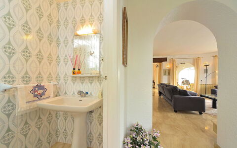 Vista Panorama: Propriété, Pièce, Design Intérieur, Salle De Bains, Bâtiment, Sol, Mur, Tuile, Architecture, Maison