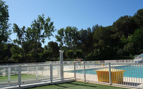 Les Morières: Ciel, L'Eau, Plante, Clôture, Ombre, Lot Terre, Arbre, Herbe, Piscine, Des Loisirs