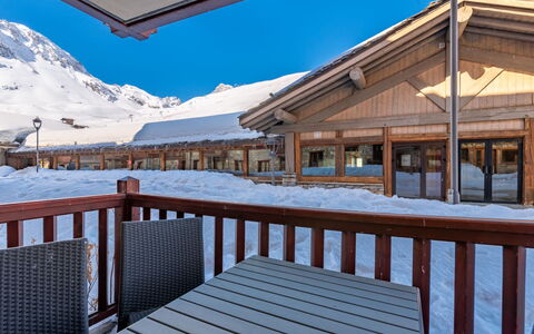 Tignes 396: Ciel, Propriété, Bois, Bâtiment, Neige, Clôture, Architecture, Ombre, Porche, Maison