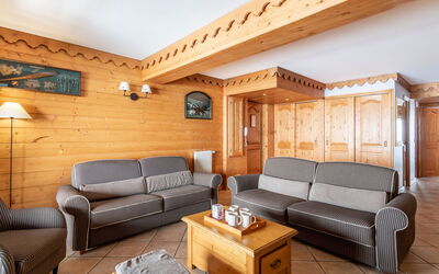 Ecrin des Neiges (Val Claret) 396.3: Table, Meubles, Propriété, Canapé, Confort, Bois, Éclairage, Salon, Architecture, Lampe