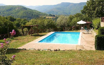 Piscina a 50 m dalla entrata della casa.
