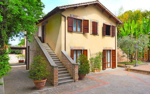 Perugia 250: Plante, Bâtiment, Fenêtre, Nuage, Ciel, Escaliers, Maison, Arbre, Lot Terre