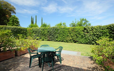 Perugia 250: Propriété, Immobilier, Ciel, Paysage Naturel, Maison, Table, Meubles, Botanique, Jardin, Chalet