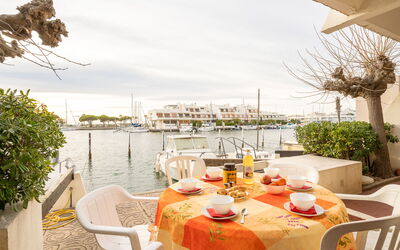 Port Camargue 285: L'Eau, Table, Meubles, Nuage, Plante, Ciel, Vaisselle, Propriété, Chaise, Mobilier De Jardin