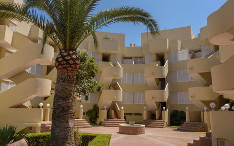 Girasol: Propriété, Zone Résidentielle, Bâtiment, Arbre, Architecture, Immobilier, Appartement, Palmier, Maison, Domicile