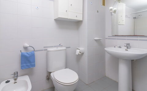 Girasol: Salle De Bains, Propriété, Toilette, Pièce, Luminaire Plomberie, Accessoire Salle De Bain, Robinet, Siège De Toilette, Mur, Violet