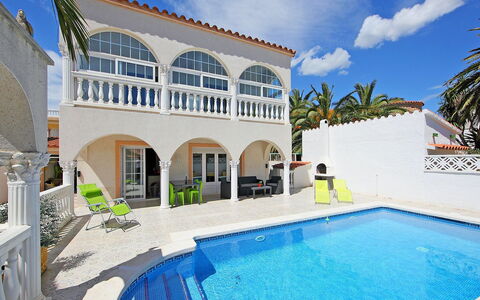 Requesens: Propriété, Bâtiment, Maison, Immobilier, Piscine, Domicile, Biens, Villa, Vacances, Manoir