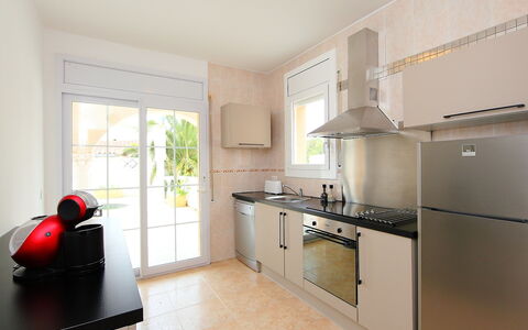 Requesens: Propriété, Pièce, Meubles, Cuisine, Comptoir, Bâtiment, Design Intérieur, Cabinetry, Sol, Jaune