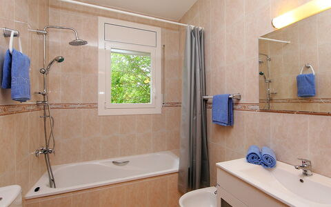 Requesens: Salle De Bains, Pièce, Propriété, Mur, Design Intérieur, Bâtiment, Luminaire Plomberie, Tuile, Robinet, Maison