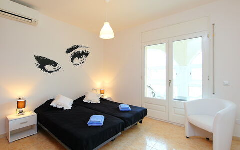 Requesens: Pièce, Chambre, Propriété, Meubles, Design Intérieur, Mur, Lit, Sol, Bâtiment, Immobilier