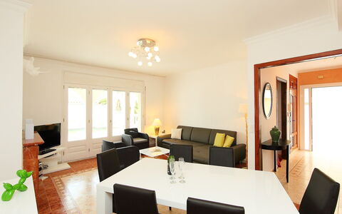 Requesens: Pièce, Propriété, Design Intérieur, Bâtiment, Meubles, Salle À Manger, Plafond, Table, Immobilier, Maison