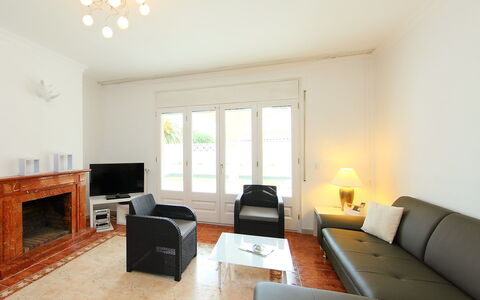 Requesens: Pièce, Propriété, Salon, Meubles, Design Intérieur, Bâtiment, Sol, Maison, Table, Immobilier