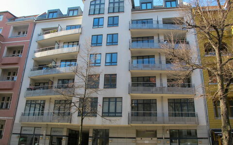 Schlüterstrasse: Ciel, Bâtiment, Fenêtre, Jour, Propriété, Roue, Voiture, Véhicule, Bloc Tour