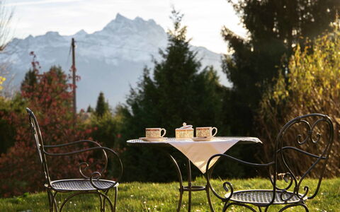 Chalet Petit Pont: Ciel, Meubles, Nuage, Plante, Table, Montagne, La Nature, Paysage Naturel, Environnement Naturel, Arbre