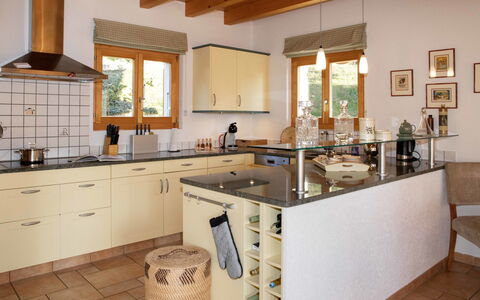 Chalet Petit Pont: Cabinetry, Evier, Robinet, Propriété, Comptoir, Évier, Meubles, Bois, Cuisine, Design Intérieur