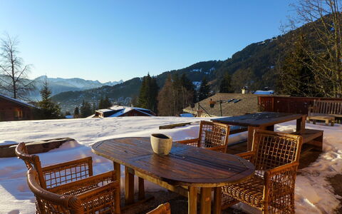 Chalet Petit Pont: Ciel, Table, Propriété, Montagne, Meubles, Tableau De Plein Air, Chaise, Bois, Arbre, Mobilier De Jardin