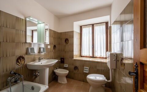 Vetan: Miroir, Luminaire Plomberie, Évier, Propriété, Robinet, Salle De Bains, Lavabo, Violet, Fenêtre, Armoire De Toilette