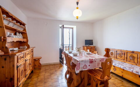 Vetan: Meubles, Table, Bois, Design Intérieur, Sol, Sol, Bâtiment, Tache De Bois, Étagère, Nappe De Table