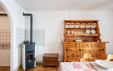 Vetan: Cabinetry, Bois, Maison, Sol, Tiroir, Sol, Commode, Tache De Bois, Bâtiment, Cuisine