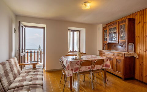 Vetan: Table, Meubles, Propriété, Cabinetry, Fenêtre, Bois, Chaise, Architecture, Design Intérieur, Sol