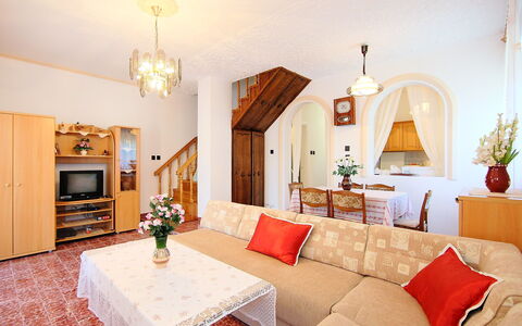 Daisy 2: Pièce, Propriété, Meubles, Design Intérieur, Salon, Bâtiment, Jaune, Mur, Plafond, Table