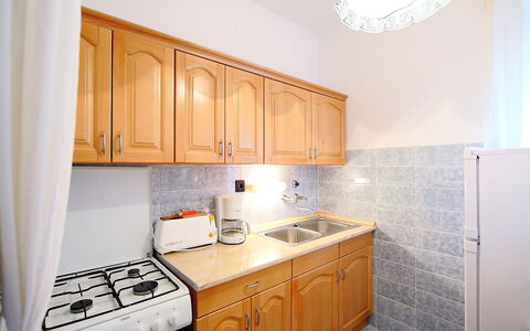 Daisy 2: Propriété, Pièce, Cabinetry, Cuisine, Meubles, Comptoir, Jaune, Design Intérieur, Bâtiment, Maison