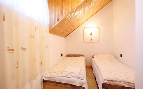 Daisy 2: Pièce, Lit, Propriété, Chambre, Meubles, Design Intérieur, Bâtiment, Confort, Maison, Sol