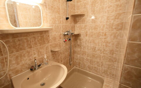 Daisy 2: Salle De Bains, Propriété, Pièce, Tuile, Mur, Design Intérieur, Architecture, Luminaire Plomberie, Robinet, Baignoire