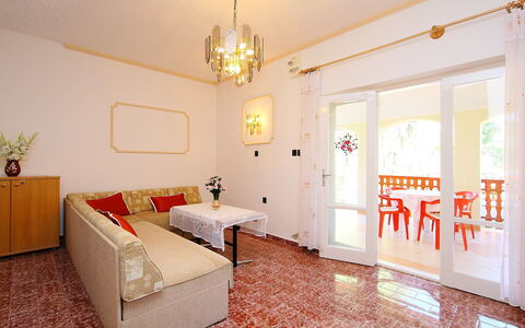 Daisy 2: Propriété, Pièce, Design Intérieur, Meubles, Bâtiment, Immobilier, Plafond, Sol, Maison, Chambre