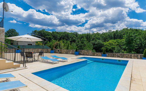 Šterna: Nuage, L'Eau, Ciel, Jour, Propriété, Bleu, Piscine, Bâtiment, La Nature, Bleu Azur