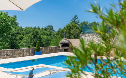 Šterna: L'Eau, Plante, Ciel, Nuage, Jour, Piscine, Bleu Azur, Arbre, Bâtiment, Mobilier De Jardin