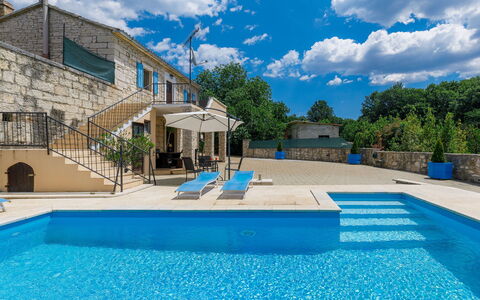 Šterna: Nuage, L'Eau, Ciel, Bâtiment, Plante, Propriété, Bleu, Piscine, Bleu Azur, Ombre