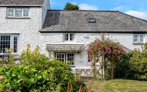 Thrift Cottage: Plante, Bâtiment, Ciel, Fleur, Fenêtre, Propriété, Maison, Végétation, Lot Terre, Nuage