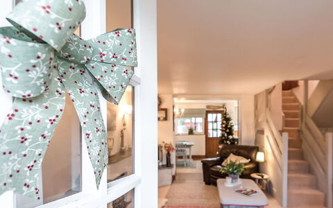 Thrift Cottage: Vert, Pièce, Produit, Domicile, Propriété, Design Intérieur, Feuille, Meubles, Maison, Mur