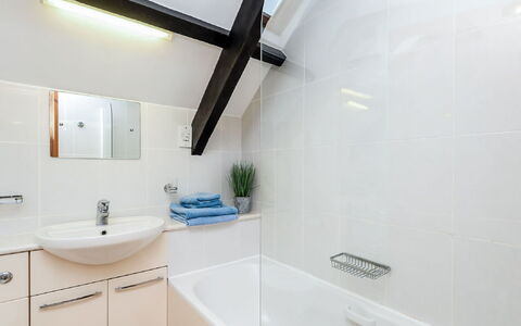Thrift Cottage: Salle De Bains, Propriété, Pièce, Robinet, Design Intérieur, Maison, Plafond, Mur, Tuile, Immobilier
