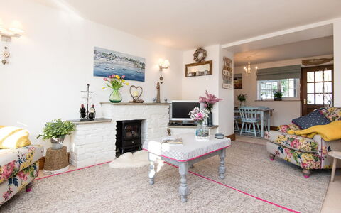 Thrift Cottage: Meubles, Cadre, Propriété, Table, Plante, Canapé, Fenêtre, Bâtiment, Décoration, Plante D'Appartement