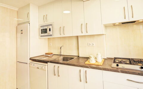 Turia Playa: Cabinetry, Evier, Robinet, Comptoir, Propriété, Évier, Meubles, Cuisinière, Bâtiment, Luminaire Plomberie
