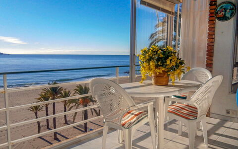 Turia Playa: L'Eau, Ciel, Plante, Meubles, Pot De Fleur, Bâtiment, Chaise, Table, Bleu Azur, Ombre