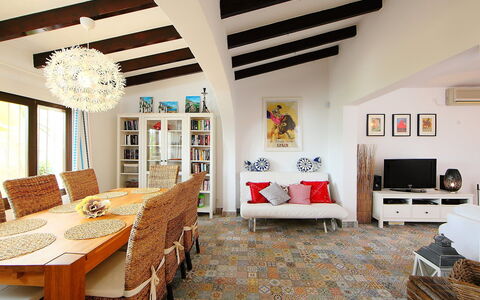 Verano: Pièce, Propriété, Design Intérieur, Meubles, Bâtiment, Plafond, Salon, Mur, Maison, Domicile