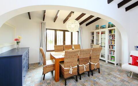 Verano: Propriété, Pièce, Bâtiment, Design Intérieur, Meubles, Salle À Manger, Maison, Plafond, Immobilier, Domicile