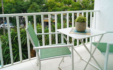 Fontanilla: Meubles, Balcon, Table, Chaise, Tableau De Plein Air, Pièce, Mobilier De Jardin, Maison, Plante, Porche